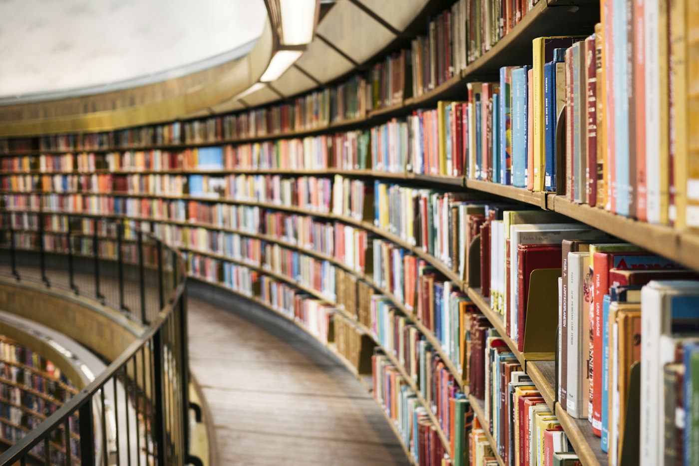 Ряди книг на дерев'яних полицях