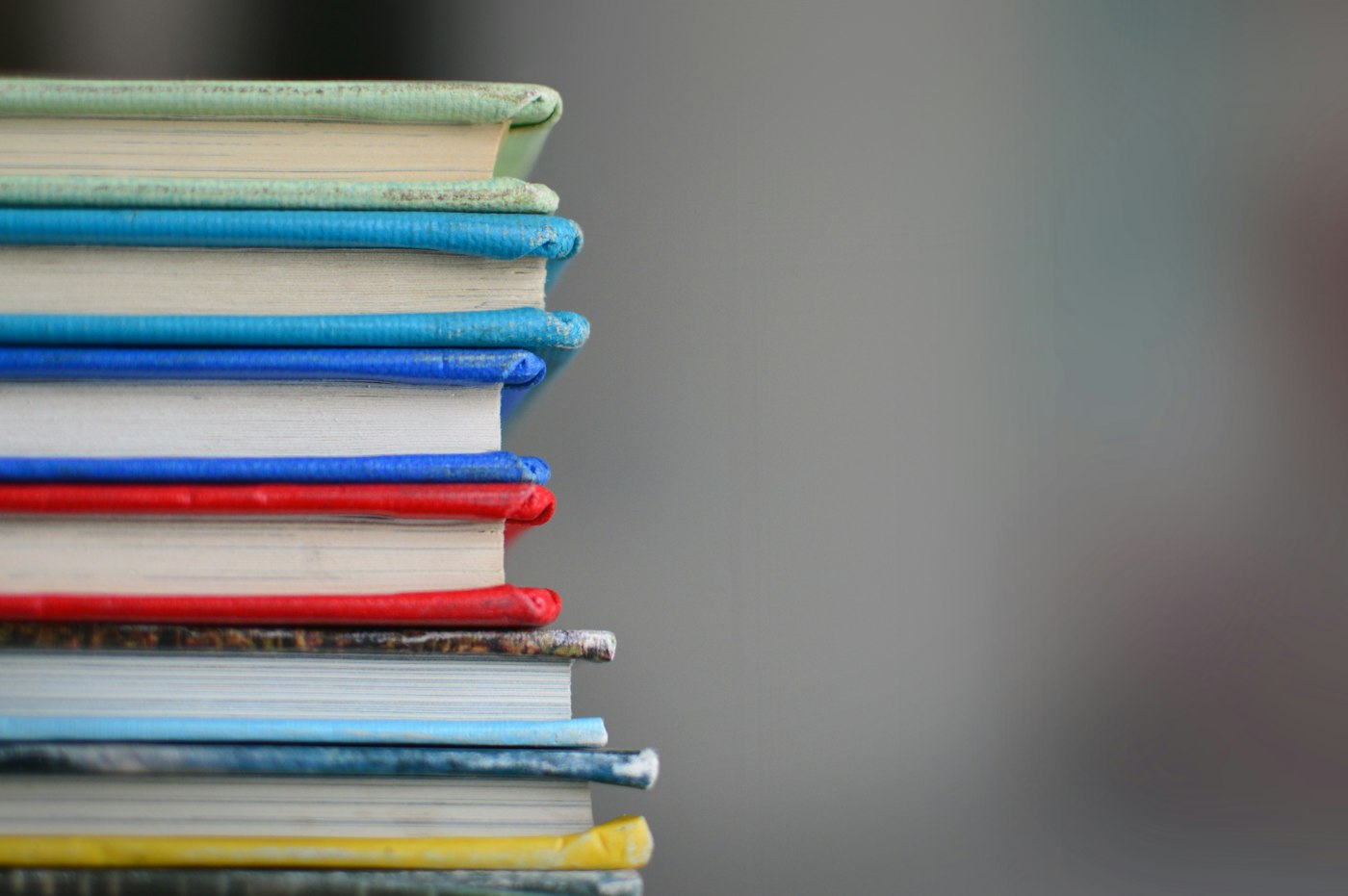 Відкриті сторінки книг на столі